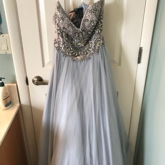 Elegant Formal Dress - Picture 1 of 8